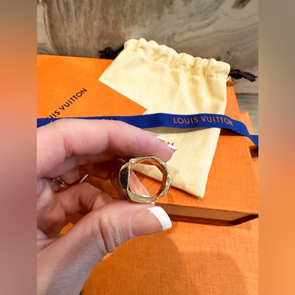 Louis Vuitton Unchain V Gold Tone Ring Size M - Picture 5 of 6